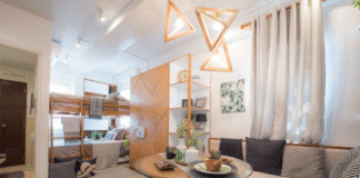 Nowoczesny salon mikrokawalerki z łóżkiem piętrowym i ciepłym oświetleniem