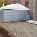 Zaplecze-budowy-pod-namiotem-magazyny-materialow-warsztaty-i-biura-tymczasowe