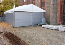 Zaplecze budowy pod namiotem – magazyny materiałów, warsztaty i biura tymczasowe Zaplecze budowy pod namiotem - magazyny materiałów, warsztaty i biura tymczasowe