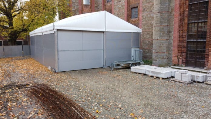 Zaplecze-budowy-pod-namiotem-magazyny-materialow-warsztaty-i-biura-tymczasowe Zaplecze budowy pod namiotem - magazyny materiałów, warsztaty i biura tymczasowe