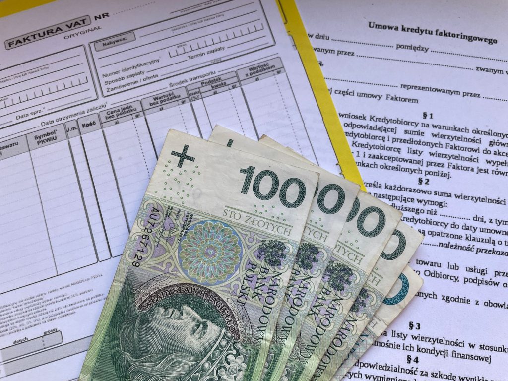 Limity na kartach i debety w koncie – dlaczego drastycznie tną Twoją zdolność kredytową?